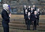 Børnekor. I går havde Dukkepartiet deres anden aktion ved Christiansborg. For en uge siden sang en af deres aktører opera i Folketingssalen. I cirka ti sekunder. 