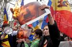 Splittelse. Søndag var unge på gaden i Chisinau i protest mod Rusland. I morgen demonstrerer indbyggere i landsbyen Dorotcaia mod øst igen for at blive en del af den russisksindede region Transdnjestr. 