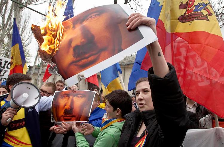 Splittelse. Søndag var unge på gaden i Chisinau i protest mod Rusland. I morgen demonstrerer indbyggere i landsbyen Dorotcaia mod øst igen for at blive en del af den russisksindede region Transdnjestr. 