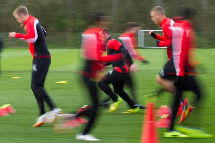 Sløret. Wayne Rooney (i midten) var ikke med i storsejren i lørdags, men er klar til at spille i München. 