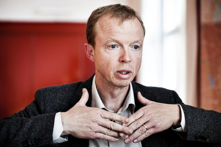 UDSAT. Lars Georg Jensen har som nabo til en rockerborg oplevet at få kastet sten gennem sine vinduer, fordi han fortalte om rockernes aktiviteter. 
