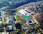 KNIVSTIKKERI. De unge blev angrebet af den knivbevæbnede mand i Franklin Regional High School, der her ses over boldbanen på billedet. 