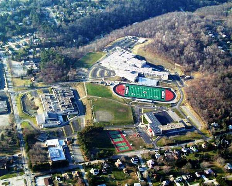 KNIVSTIKKERI. De unge blev angrebet af den knivbevæbnede mand i Franklin Regional High School, der her ses over boldbanen på billedet. 