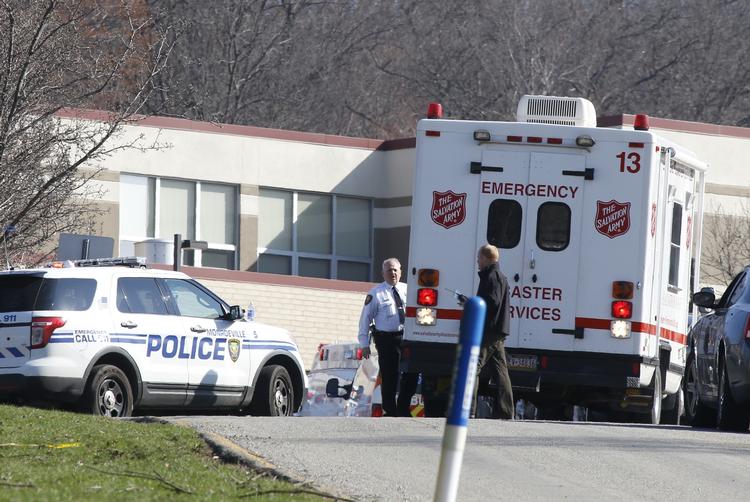 Assistance. Ambulance og politibil foran gerningsstedet i Murrysville. 