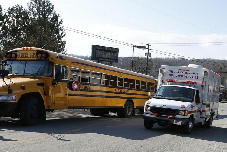 KNIVSTIKKERI. Der blev slået storalarm, da Franklin Regional High School oplyste, at en gerningsmand var gået amok med en kniv på stedet. 