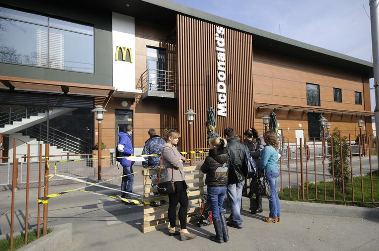 FAST FOOD. Krim-beboere foran en af de lukkede McDonalds-restauranter. Nu meddeler Burger King, at de overvejer at åbne filialer på den annekterede halvø. 