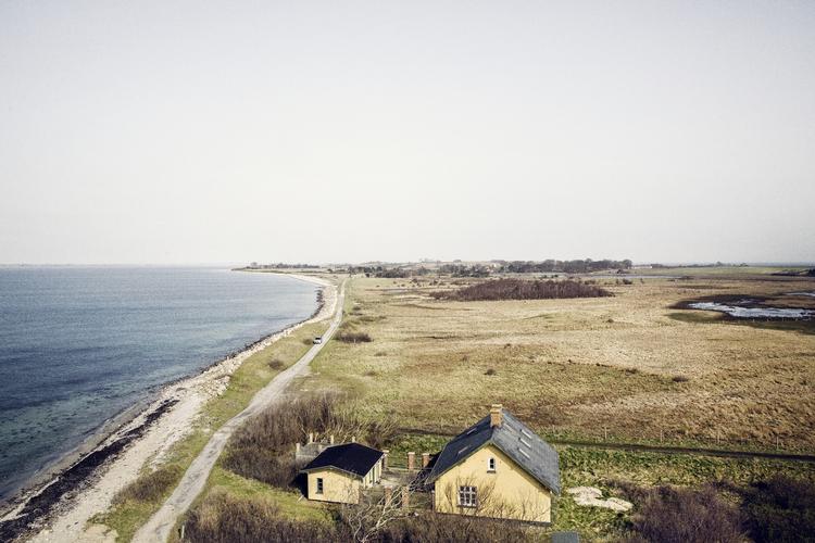 Småøer. Politiken har fulgt historien om de danske småøers problemer med færgeoverfarter siden beboerne på Omø sidste tirsdag kaprede deres færge, som ellers skulle videre til øen Agersø, fordi deres færge var på værft. 