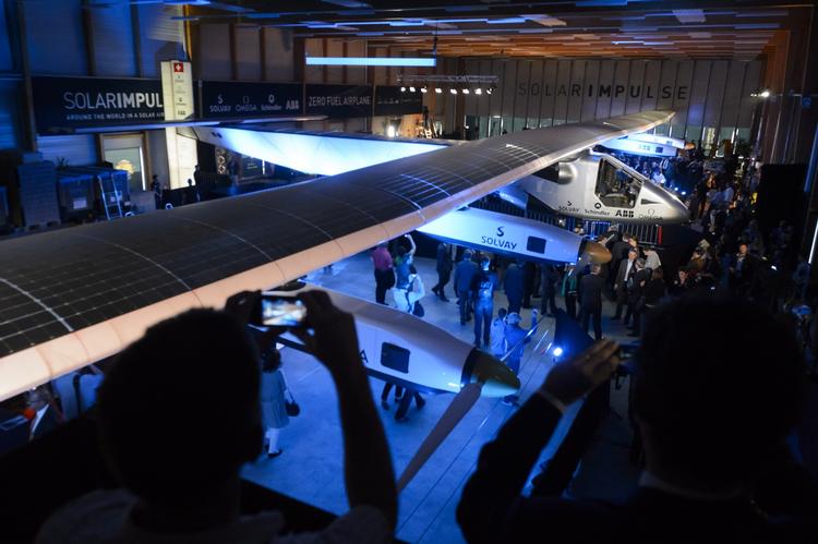 Solenergi. Her ses den nye Solar Impulse 2, der flyver på solenergi. 