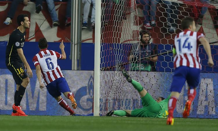 1-0. Efter fem minutter kom Atletico Madrid foran 1-0 på et mål af Koke (tv.). 
