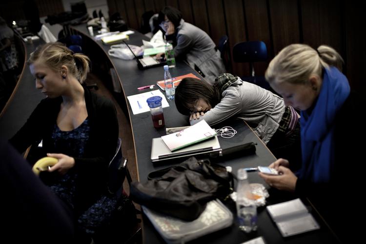 Undervisning. Ifølge nye undersøgelser er de traditionelle undervisningsformer på universiteterne forældede. Smartphones og tables sætter auditorieundervisningen under pres. 