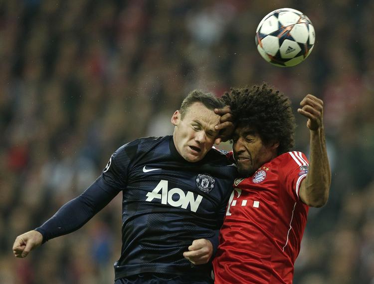 DUEL. I første halvleg var Wayne Rooney en sjælden gæst i Bayerns straffesparksfelt, og da han endelig nåede derop, stod Dante i vejen. 