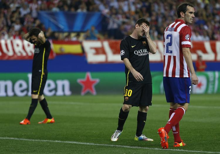 AFBRÆNDERE. To gange i første halvleg blev Lionel Messi serviceret med gode indlæg, men begge gange ramte argentineren ved siden af målet. 