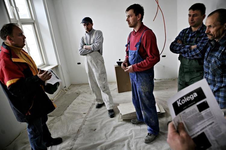 Vækst. Østarbejder er et plus for statskassen, viser nye beregninger. Her er det daglig sekretær Robert Olejnik fra Træ-Industri-Byg (TIB), der informerer polske arbejdere om deres muligheder. 