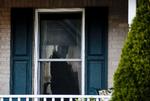 Knivangreb. FBI og politiet i Murrysville gennemsøger den anholdtes hjem efter at et angreb med knive sårede 22 personer på en amerikansk skole. 