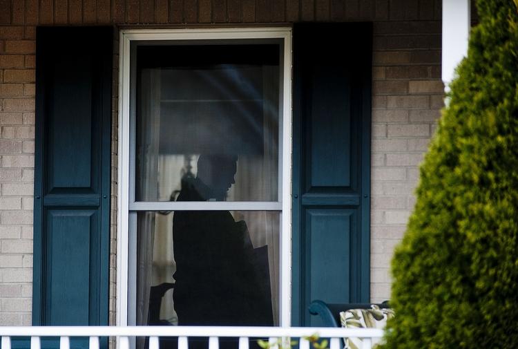 Knivangreb. FBI og politiet i Murrysville gennemsøger den anholdtes hjem efter at et angreb med knive sårede 22 personer på en amerikansk skole. 