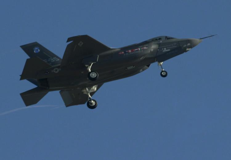 Flyindkøb. Den første producerede model af Joint Strike Fighter-flyet fra Lockheed Martin, som er blandt de fly, som Danmark overvejer   at købe. 