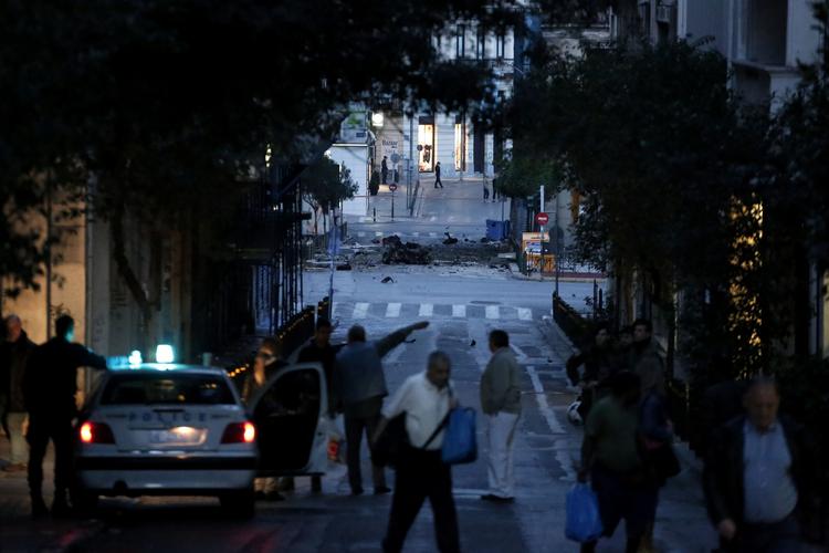 Terror. En bilbombe eksploderede tidligt i morges foran en bank i Athen. Ingen kom til skade. 