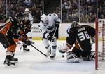 mandefald. Frederik Andersens afløser i Anaheim-målet, John Gibson (th), stod en god kamp, da Anaheim Ducks vandt 5-2 over San Jose Sharks. 
