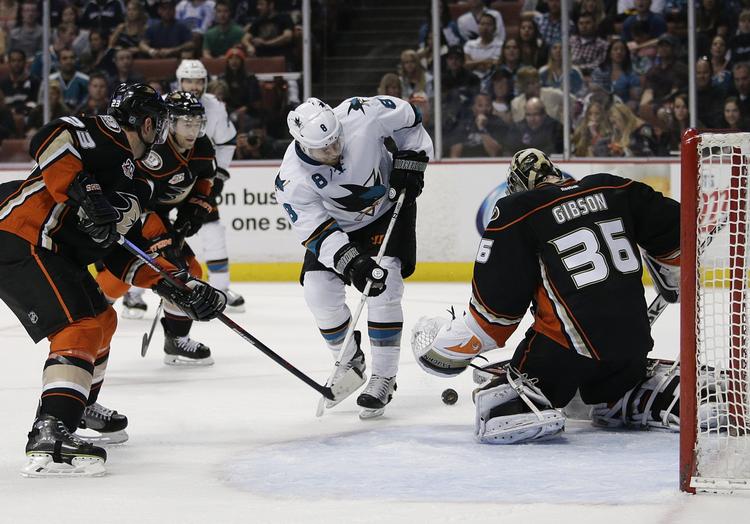 mandefald. Frederik Andersens afløser i Anaheim-målet, John Gibson (th), stod en god kamp, da Anaheim Ducks vandt 5-2 over San Jose Sharks. 