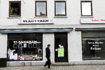 forsørget. Lolland er en af de kommuner, som skiller sig ud på den dårlige måde, med over tre ud af ti på offentlig forsørgelse. Her et billede fra gågaden i Maribo. 