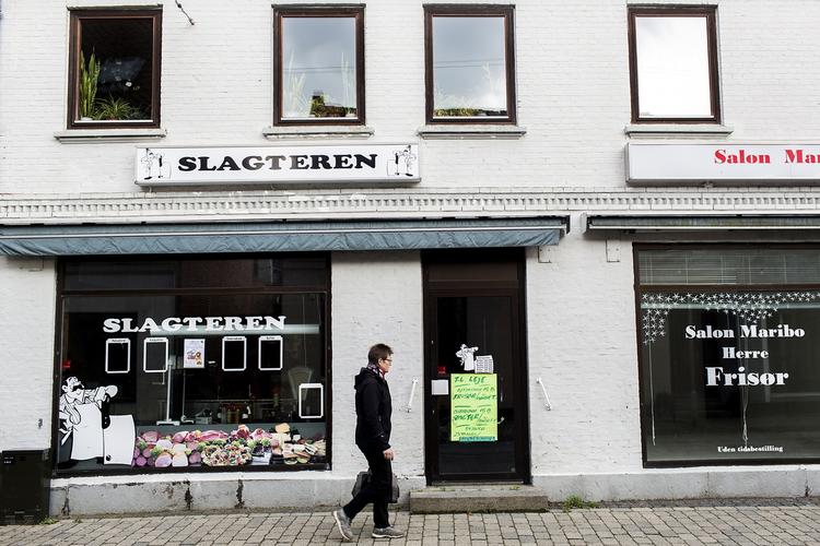 forsørget. Lolland er en af de kommuner, som skiller sig ud på den dårlige måde, med over tre ud af ti på offentlig forsørgelse. Her et billede fra gågaden i Maribo. 