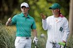 favoritfeltet. Rory McIlroy (tv) ses sammen med kæresten, Caroline Wozniacki - i dagen anledning med rødt hår - under en opvarmningsturnering i går i Augusta. 