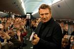 Flyterror. Liam Neeson bedriver pistolføring i 4000 kilometers højde i urealistisk terrorthriller. Foto: SF Film 