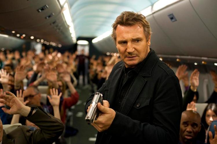 Flyterror. Liam Neeson bedriver pistolføring i 4000 kilometers højde i urealistisk terrorthriller. Foto: SF Film 