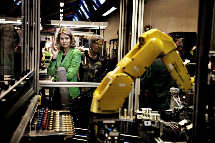 automatiseret. Frese i Slagelse er en af de virksomheder, som har investeret i robotter. Statsministeren fik demonstreret en, da hun kiggede forbi sidste år. 