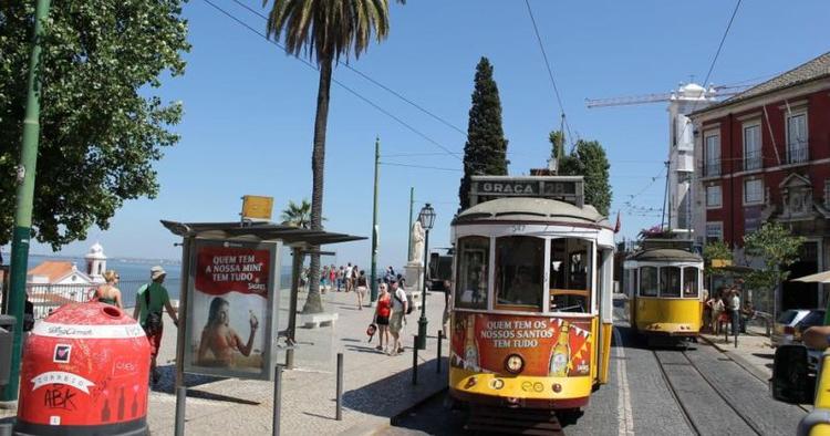 Lissabon. Se Lissabons gader fra en Hop-on Hop-off bus. Læserfoto: Tove Nielsen 
