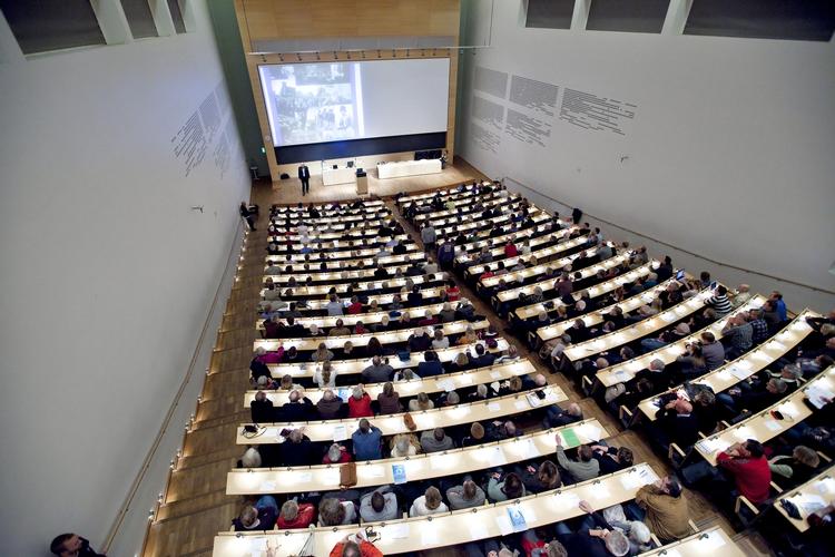 FORÆLDET. Forelæsninger for op mod hundrede elever i flere timer er en forældet undervisningsmetode, mener Enhedslisten og Dansk Folkeparti. 