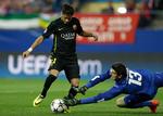 klasseredning. Atletico-keeper Thibaut Courtois (tv) dykker frygtløst ned i benene på Neymar for at afværge en Barcelona-scoring. 