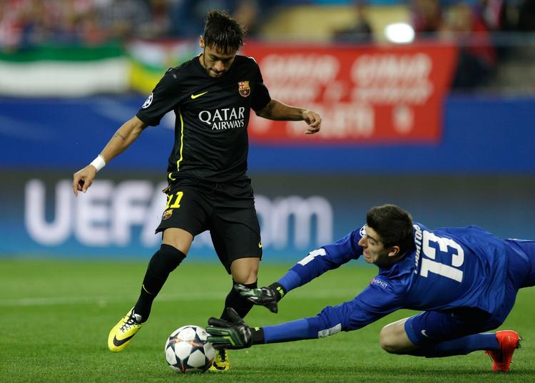 klasseredning. Atletico-keeper Thibaut Courtois (tv) dykker frygtløst ned i benene på Neymar for at afværge en Barcelona-scoring. 
