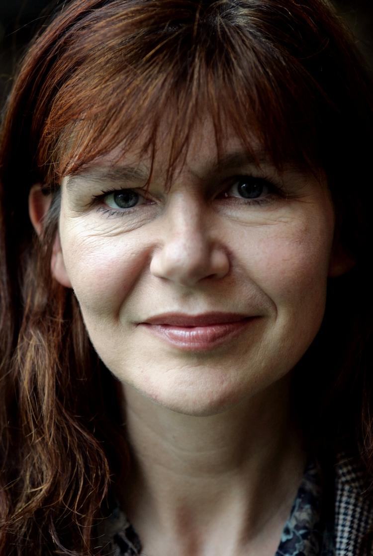 »På universiteterne arbejder vi med akademisk skrivning, men vi oplever, at vi må undervise mere og mere i det, for de unge er ikke særlig gode til det. De skriver i hverdagssprog og kan ikke adskille skrift og tale«, siger Hanne Leth Andersen. 