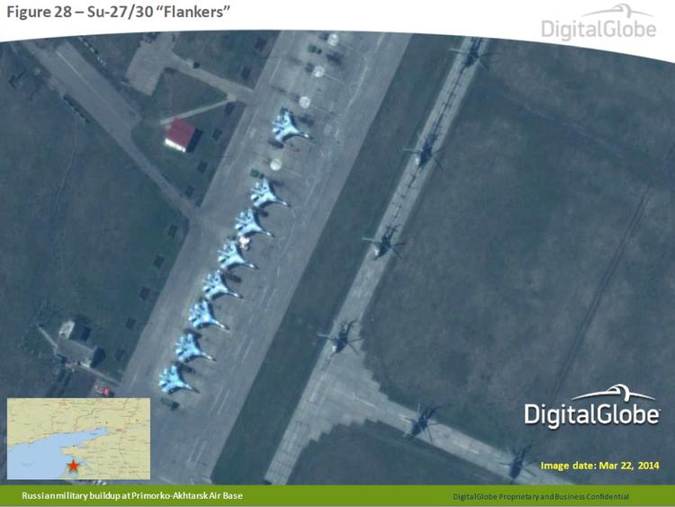 Optrapning. Satellit-fotos friviget af Nato, viser angiveligt  russiske fly på Primorko-Akhtarsk flybasen i det sydlige Rusland. 