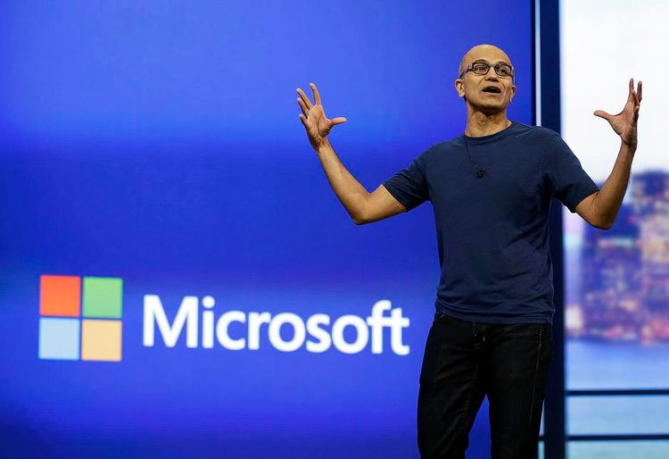 Davs. Microsofts nye chef, Satya Nadella, kom ind som den sidste i T-shirt og jeans. 