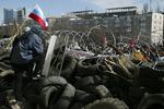Amnesti. Prorussisk aktivist ved en barrikade foran den regionale administrationsbygning i Donetsk. 