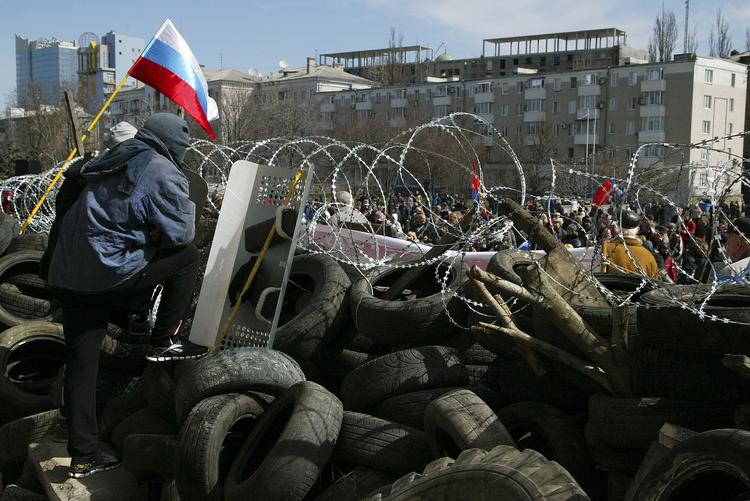 Amnesti. Prorussisk aktivist ved en barrikade foran den regionale administrationsbygning i Donetsk. 