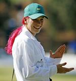 rødhåret. Caroline Wozniacki fik i går lov til at spille golf på Augusta-banen ved et opvarmningsarrangement, hvor familiemedlemmer måtte deltage sammen med stjernerne. 