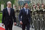 Opmarch. Natos generalsekretær, Anders Fogh Rasmussen, siger, at Rusland har 40.000 soldater klar på grænsen til Ukraine. Her inspicerer Fogh en æresvagt i Prag sammen med Tjekkiets ministerpræsident. 