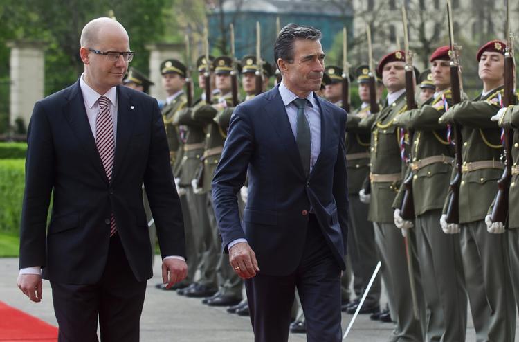 Opmarch. Natos generalsekretær, Anders Fogh Rasmussen, siger, at Rusland har 40.000 soldater klar på grænsen til Ukraine. Her inspicerer Fogh en æresvagt i Prag sammen med Tjekkiets ministerpræsident. 