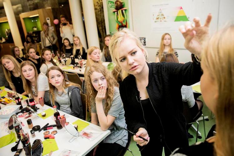 IRL. Den 15-årige youtuber Kristine Sloth laver makeup-vidoer fra sit soveværelse og har 40.000 følgere. »Nogle begynder at græde, når de ser mig i virkeligheden«, siger hun 