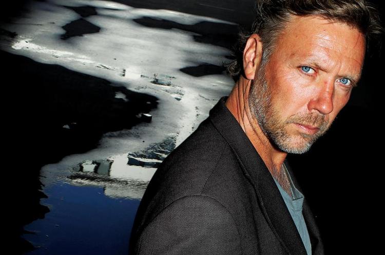 Alfahan. Mikael Persbrandt dominerer. Både når han er på lærredet og når man ser ud over skandinavisk filmproduktion i disse år. 