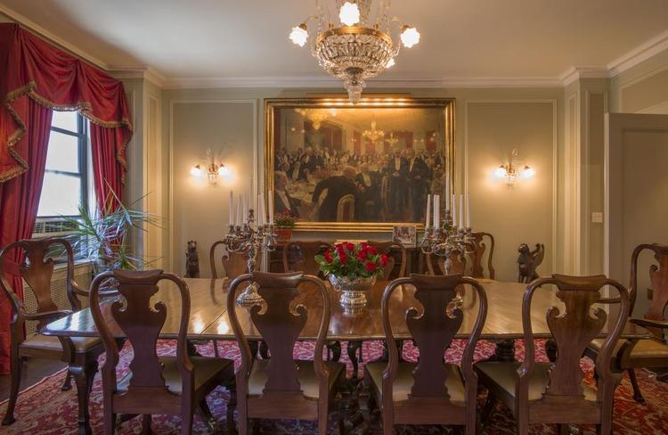 Middag. »Ideen var at bringe maleriet ind i min spisestue og spisestuen ind i maleriet«, har maleriets ejer, John E. Oden, fortalt Politiken. 