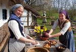 Æggefarvning. I Sagnlandet Lejre kan de besøgende være med til at male æg med naturfarver sammen med landbokonerne. 