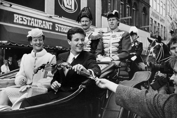 Sladder. Ifølge Se og Hør afsøger en ny film beskidte hjørner af kronprins Frederiks ungdom. Her ser vi ham på karettur på sin 18-års fødselsdag. 