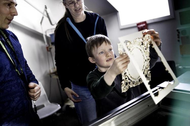 Lasergæk. »Det ville da være blæret at sende sådan et, men jeg tror, vi beholder det«, siger Oliver mor, Charlotte Kok, om gækkebrevet, der er skåret i træpap på en laserskærer. Foto: Peter Klint 