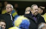 Erfaring. DBU's tidligere generalsekretær Jim Stjerne Hansen har set utallige landskampe. Her var han sammen med Sveriges tidligere UEFA præsident Lennart Johansson på Råsunda i Stockholm.. 