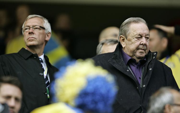 Erfaring. DBU's tidligere generalsekretær Jim Stjerne Hansen har set utallige landskampe. Her var han sammen med Sveriges tidligere UEFA præsident Lennart Johansson på Råsunda i Stockholm.. 