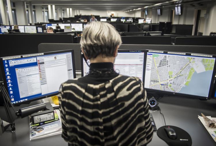 Strid. Sygeplejerskerne tager telefonen, når borgerne i Region Hovedstaden ringer 1813. Den opgave vil de praktiserende læger have, men regionen siger nej. (arkivfoto) 